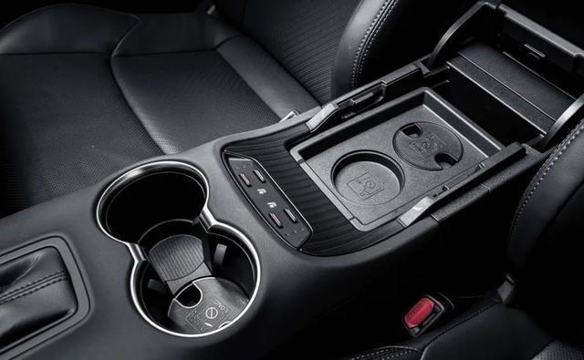 丰田全新凌放HEV海外上市，搭第四代THS混动系统，油耗4.7L／100km