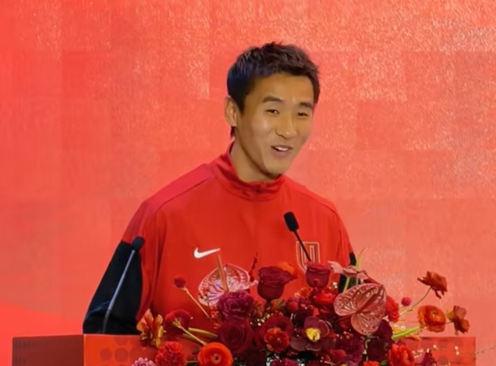  当队长有点紧张，韦世豪致辞口误羞涩一笑：输了一起狂 