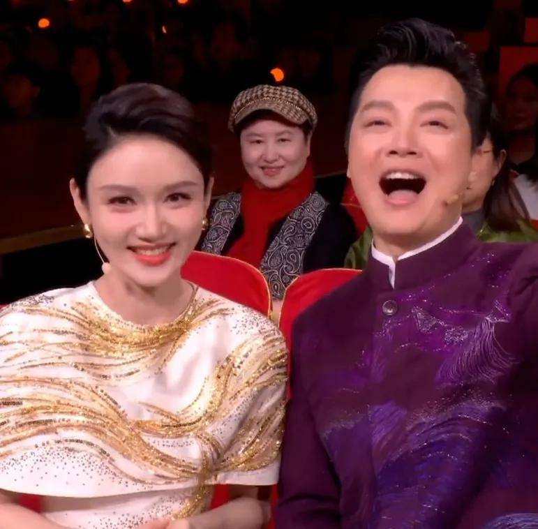 元宵晚会主持人状态有变化！龙洋调整了眼妆，就差马凡舒换发型了