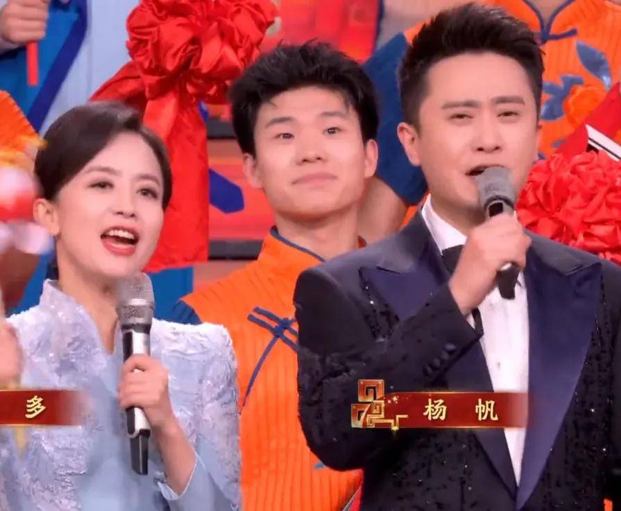 元宵晚会主持人状态有变化！龙洋调整了眼妆，就差马凡舒换发型了