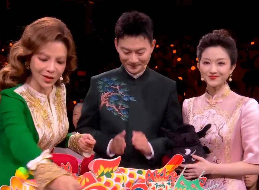 元宵晚会主持人状态有变化！龙洋调整了眼妆，就差马凡舒换发型了