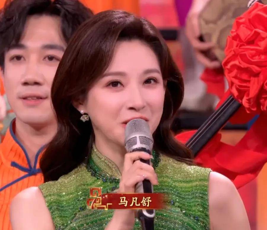元宵晚会主持人状态有变化！龙洋调整了眼妆，就差马凡舒换发型了
