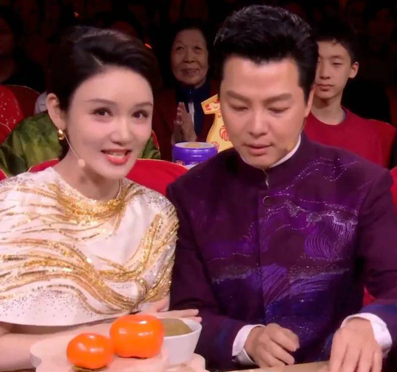 元宵晚会主持人状态有变化！龙洋调整了眼妆，就差马凡舒换发型了