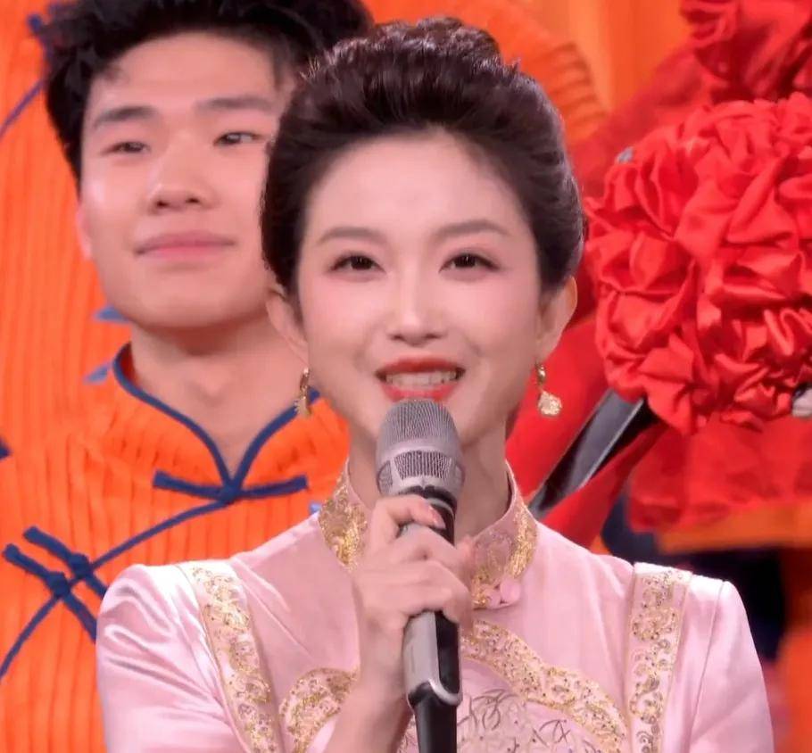 元宵晚会主持人状态有变化！龙洋调整了眼妆，就差马凡舒换发型了