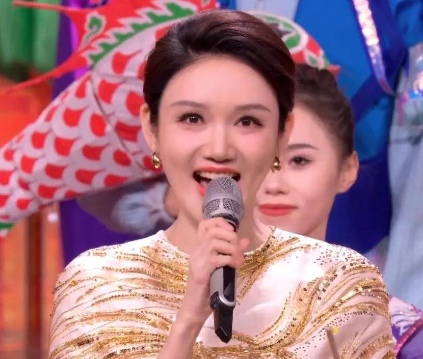 元宵晚会主持人状态有变化！龙洋调整了眼妆，就差马凡舒换发型了