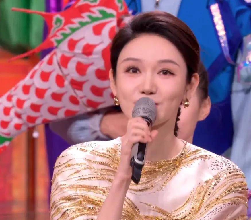 元宵晚会主持人状态有变化！龙洋调整了眼妆，就差马凡舒换发型了
