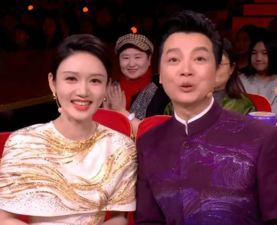 元宵晚会主持人状态有变化！龙洋调整了眼妆，就差马凡舒换发型了