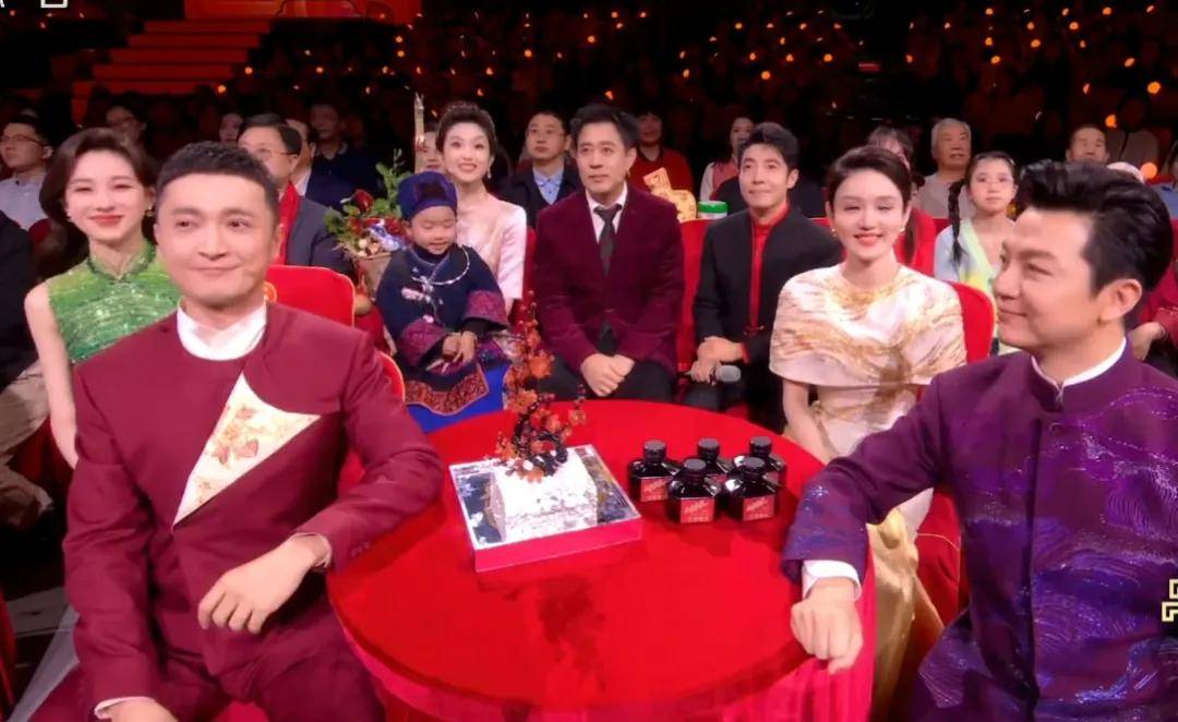 元宵晚会主持人状态有变化！龙洋调整了眼妆，就差马凡舒换发型了