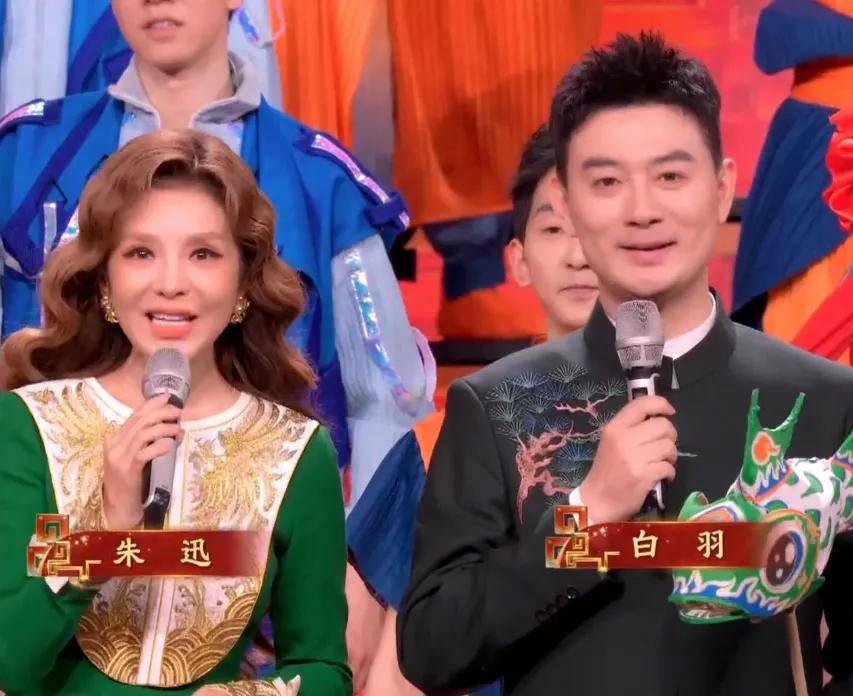 元宵晚会主持人状态有变化！龙洋调整了眼妆，就差马凡舒换发型了
