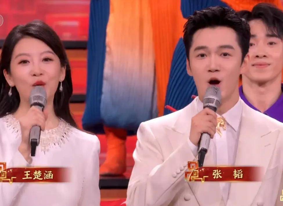 元宵晚会主持人状态有变化！龙洋调整了眼妆，就差马凡舒换发型了