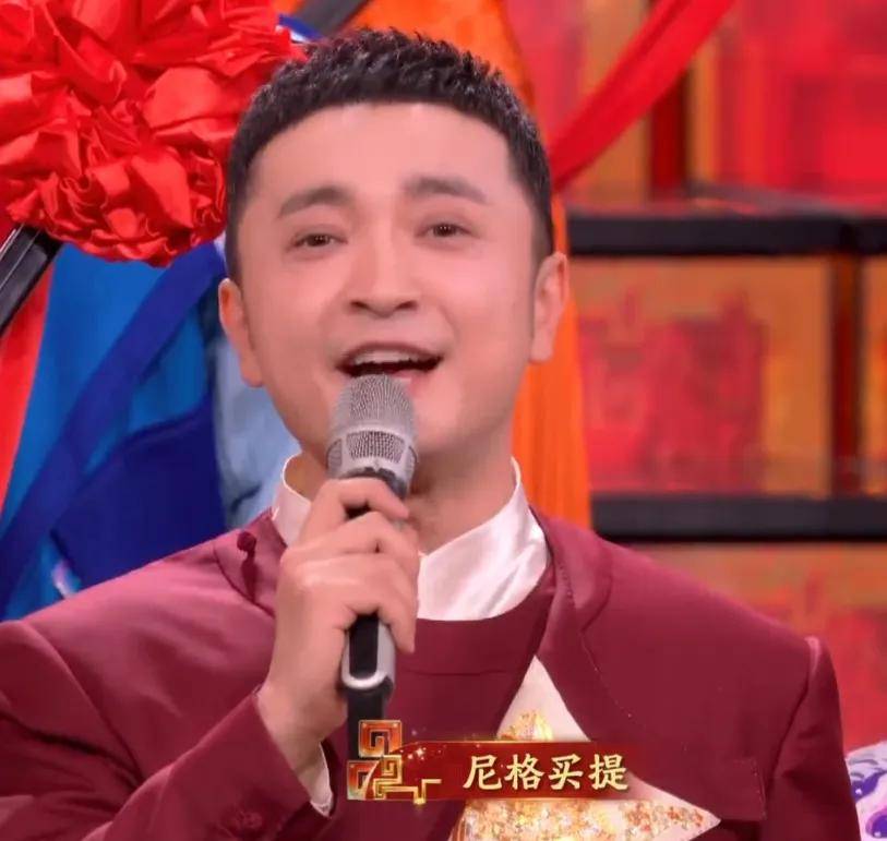 元宵晚会主持人状态有变化！龙洋调整了眼妆，就差马凡舒换发型了