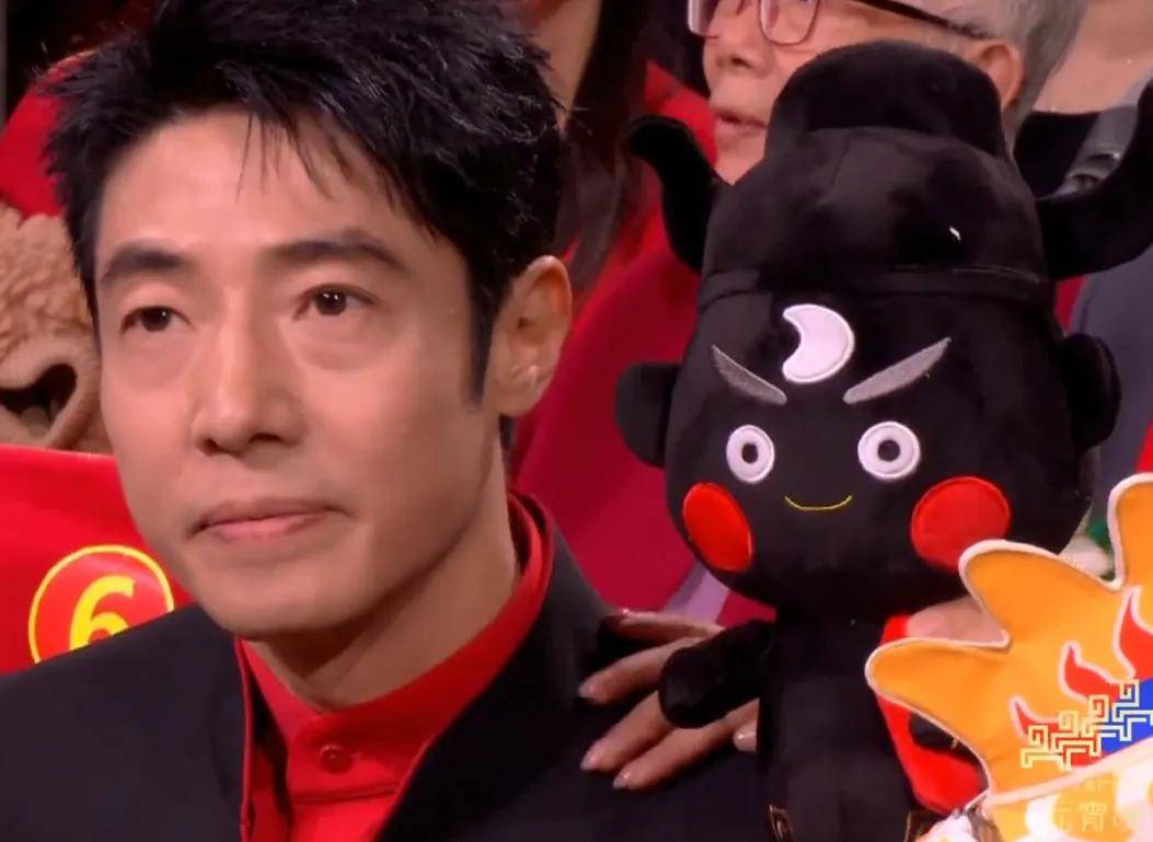 元宵晚会主持人状态有变化！龙洋调整了眼妆，就差马凡舒换发型了