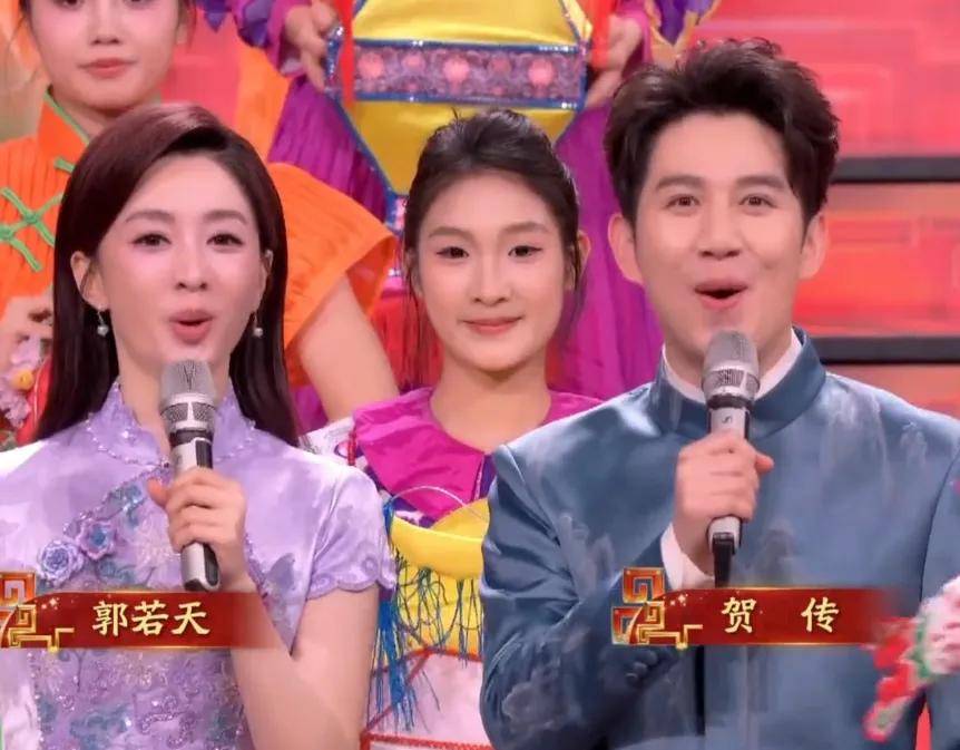 元宵晚会主持人状态有变化！龙洋调整了眼妆，就差马凡舒换发型了