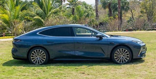 8.79万买5米长插混C级车，首月狂卖1万多辆，合资车还香吗？