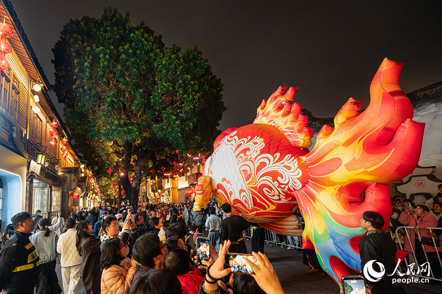 巨型福鱼“畅游”福州元宵夜