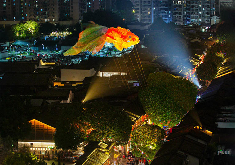 巨型福鱼“畅游”福州元宵夜