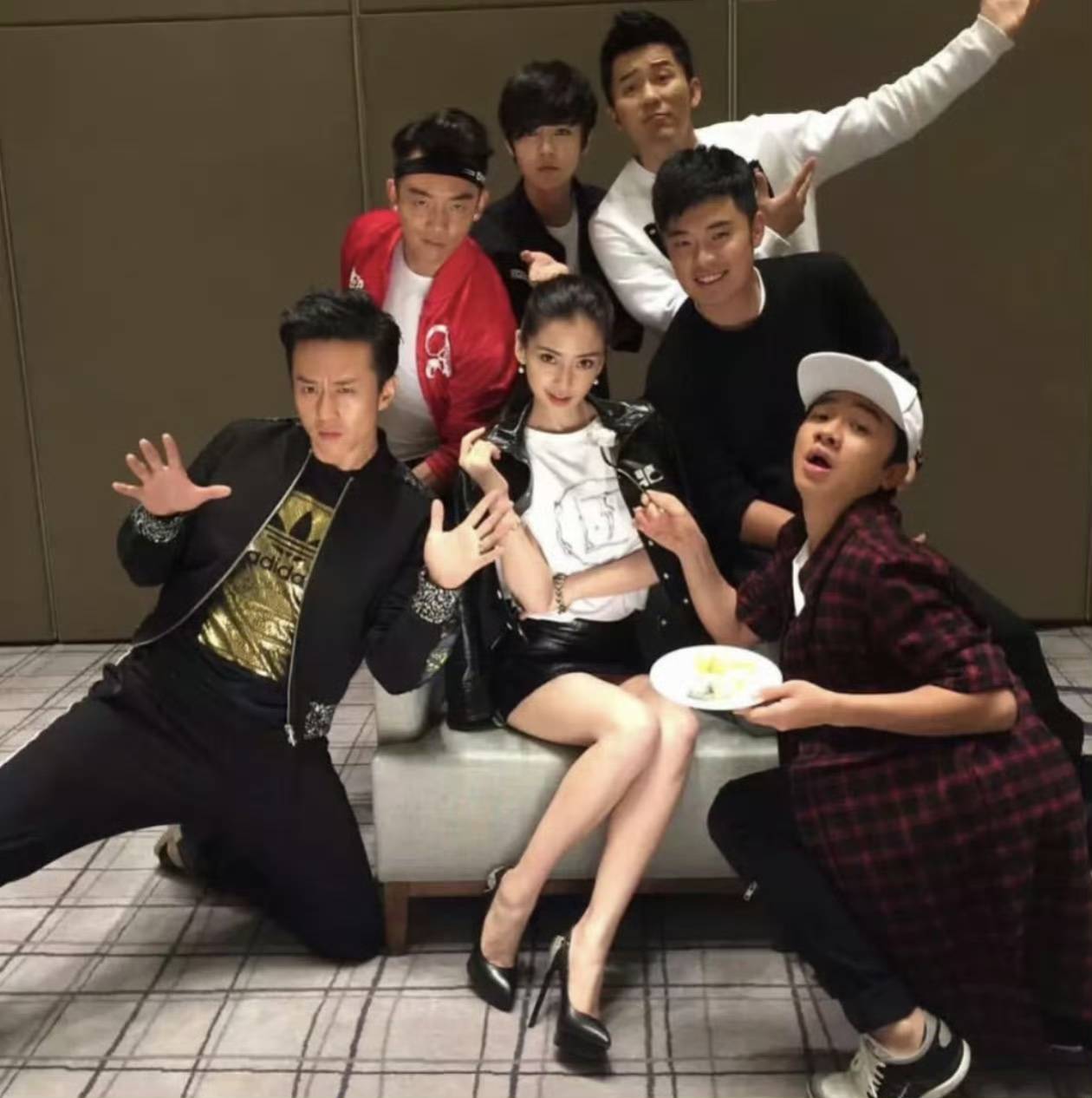 初代跑男上海夜聚，一桌饭何以盛下整个青春？