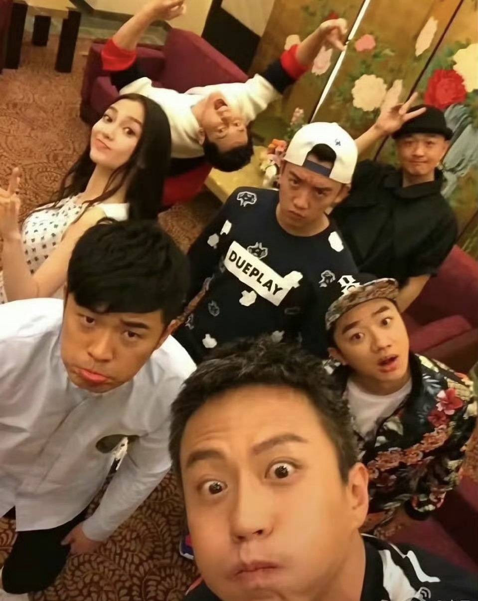 初代跑男上海夜聚，一桌饭何以盛下整个青春？