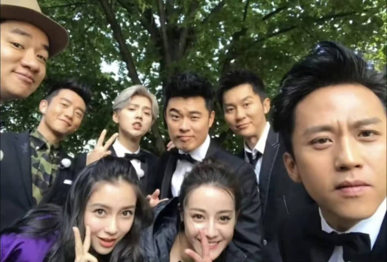 初代跑男上海夜聚，一桌饭何以盛下整个青春？