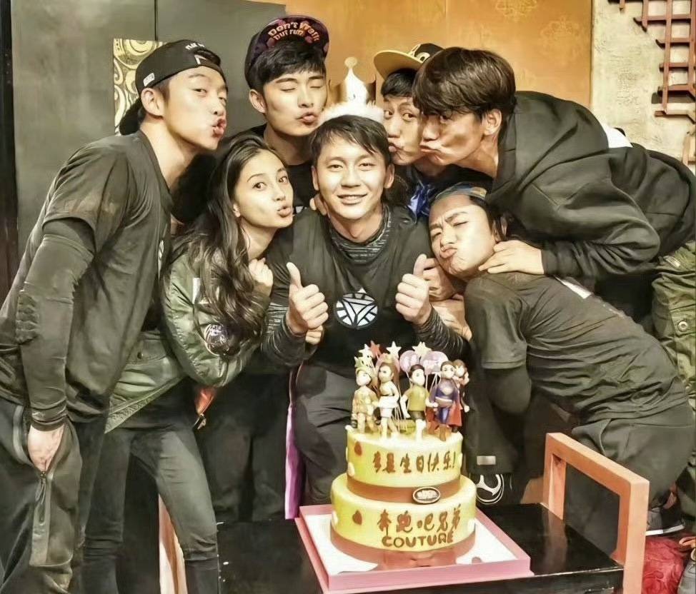 初代跑男上海夜聚，一桌饭何以盛下整个青春？