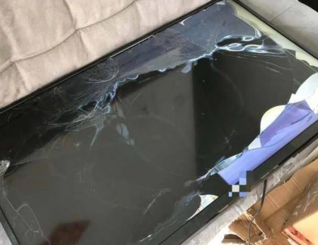 电视挂墙上，已经淘汰了！学年轻人这么做，安装师傅都说头次见