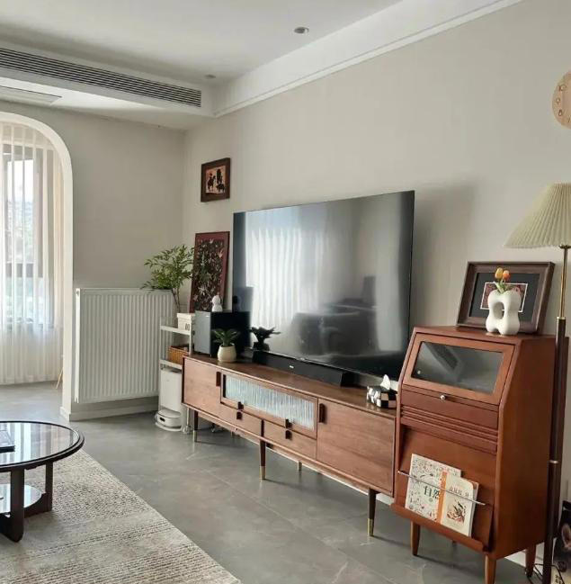 电视挂墙上，已经淘汰了！学年轻人这么做，安装师傅都说头次见