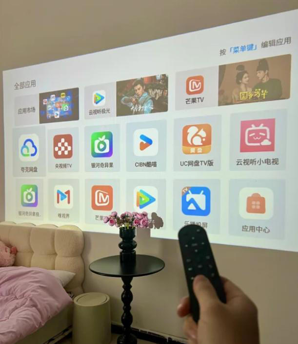 电视挂墙上，已经淘汰了！学年轻人这么做，安装师傅都说头次见