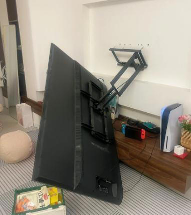 电视挂墙上，已经淘汰了！学年轻人这么做，安装师傅都说头次见