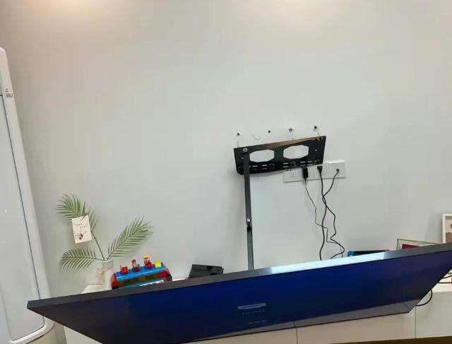 电视挂墙上，已经淘汰了！学年轻人这么做，安装师傅都说头次见