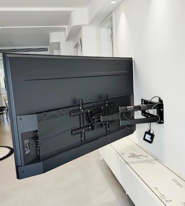 电视挂墙上，已经淘汰了！学年轻人这么做，安装师傅都说头次见