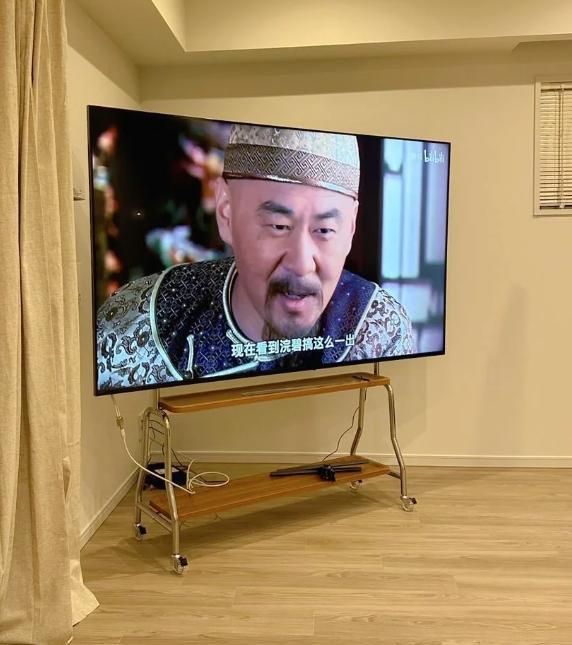 电视挂墙上，已经淘汰了！学年轻人这么做，安装师傅都说头次见