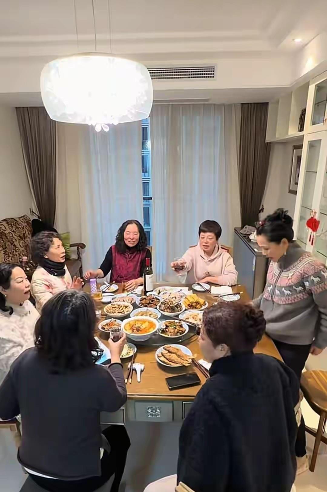 62岁何赛飞在家约姐妹小聚这氛围太舒服了