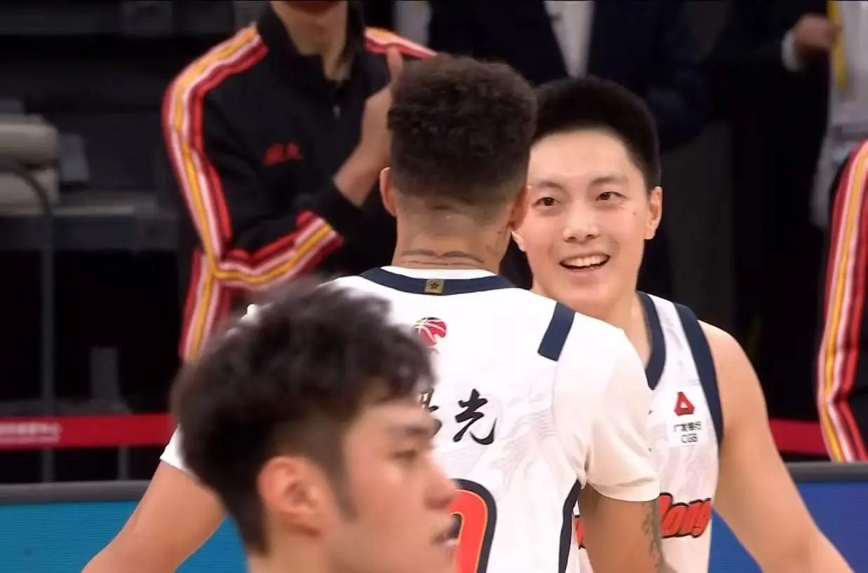杜锋赌对了! 张皓嘉打爆深圳男篮，这可是广东队的首发三号位!