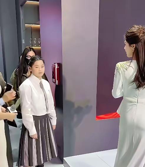 全红婵出席上海活动！穿搭被吐槽，身宽体胖成H型身材，福相满满