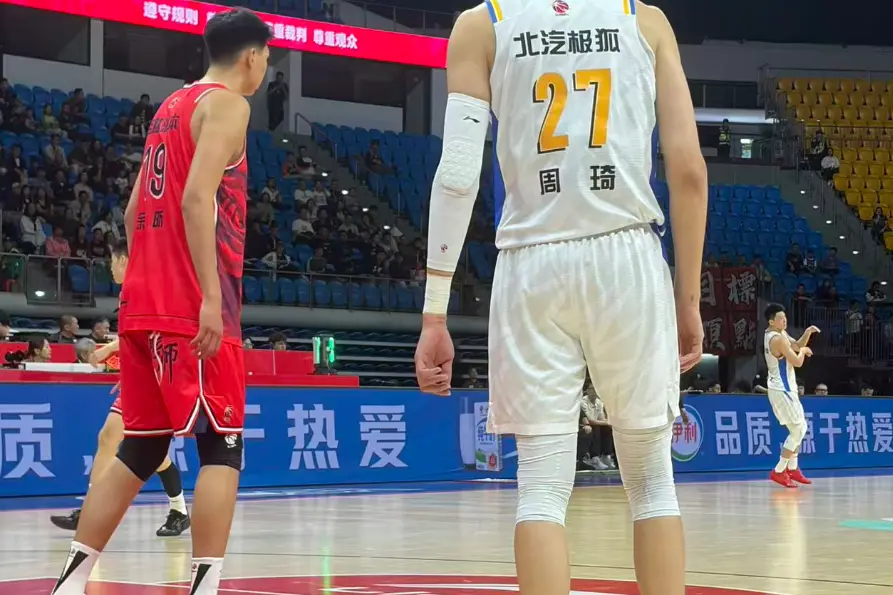 背后扣麦基一球! 广州中锋大战NBA冠军，只给自己打6分