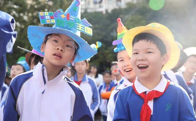 孩子戴上数学帽瞬间变探险家，这所学校把枯燥数学玩成最嗨游戏