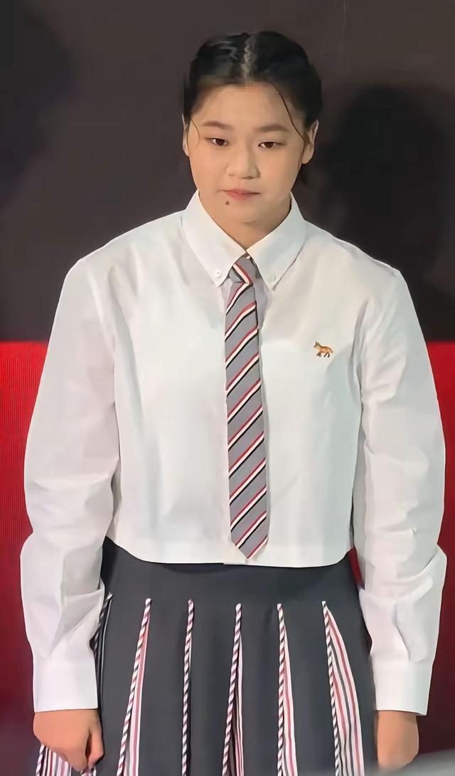 全红婵出席上海活动！穿搭被吐槽，身宽体胖成H型身材，福相满满