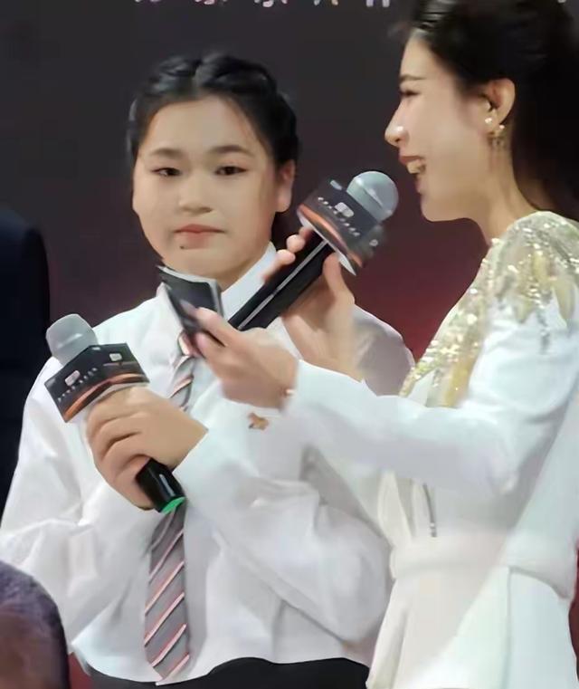 全红婵出席上海活动！穿搭被吐槽，身宽体胖成H型身材，福相满满