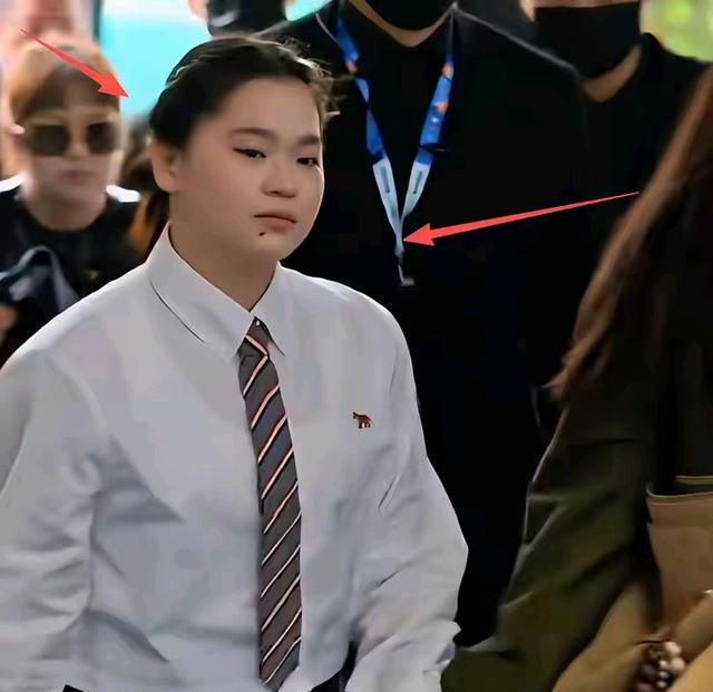 全红婵出席上海活动！穿搭被吐槽，身宽体胖成H型身材，福相满满