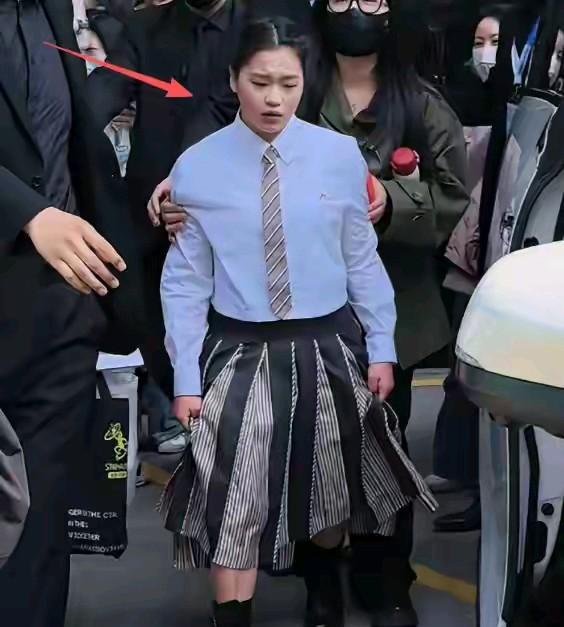 全红婵出席上海活动！穿搭被吐槽，身宽体胖成H型身材，福相满满