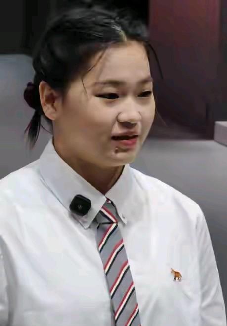 全红婵出席上海活动！穿搭被吐槽，身宽体胖成H型身材，福相满满