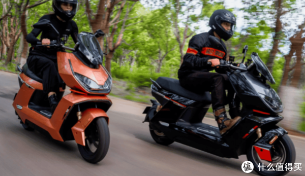 比亚迪电摩续航300公里，百公里成本不到2元，一年省出一部手机钱