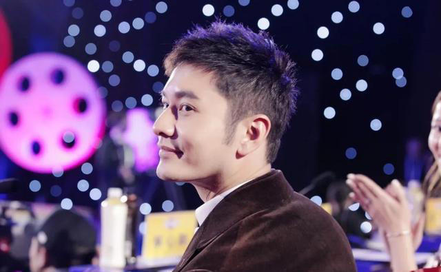 黄晓明三亚被偶遇，网友吐槽他跑步还戴假发穿增高鞋偶像包袱太重