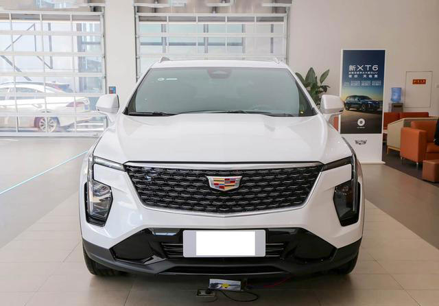 凯迪拉克入门级豪华SUV，一口价15.99万起！搭载33英寸9K曲面大屏