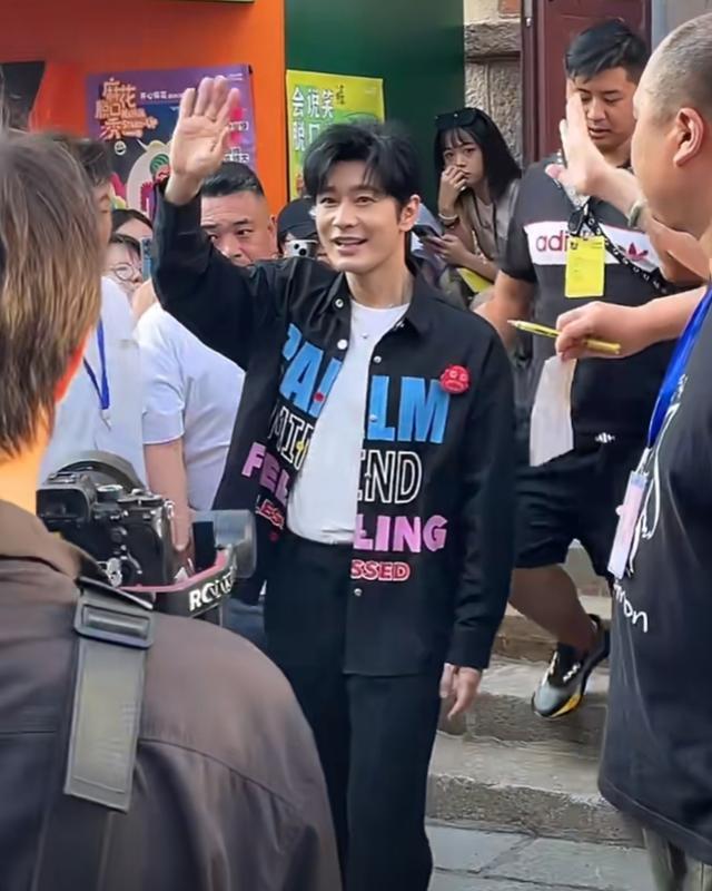 黄晓明三亚被偶遇，网友吐槽他跑步还戴假发穿增高鞋偶像包袱太重