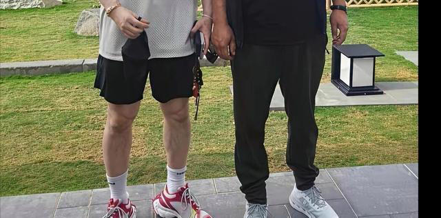 黄晓明三亚被偶遇，网友吐槽他跑步还戴假发穿增高鞋偶像包袱太重