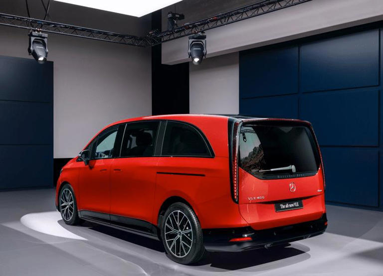 梅赛德斯-奔驰VLE纯电MPV登场，6-8座布局，续航700km！