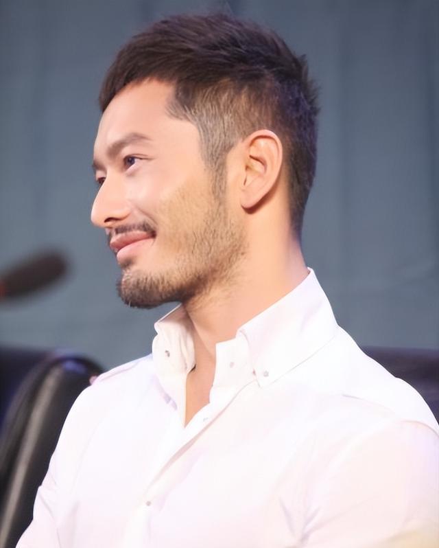 黄晓明三亚被偶遇，网友吐槽他跑步还戴假发穿增高鞋偶像包袱太重