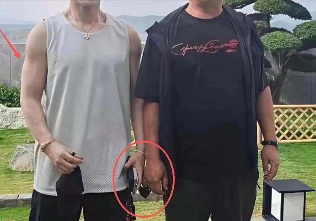 黄晓明三亚被偶遇，网友吐槽他跑步还戴假发穿增高鞋偶像包袱太重