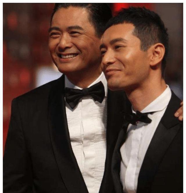 黄晓明三亚被偶遇，网友吐槽他跑步还戴假发穿增高鞋偶像包袱太重